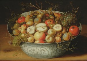 Bodegón de frutas en un cuenco de porcelana